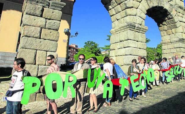 The 5G conference and the human chain across Segovia against 5G